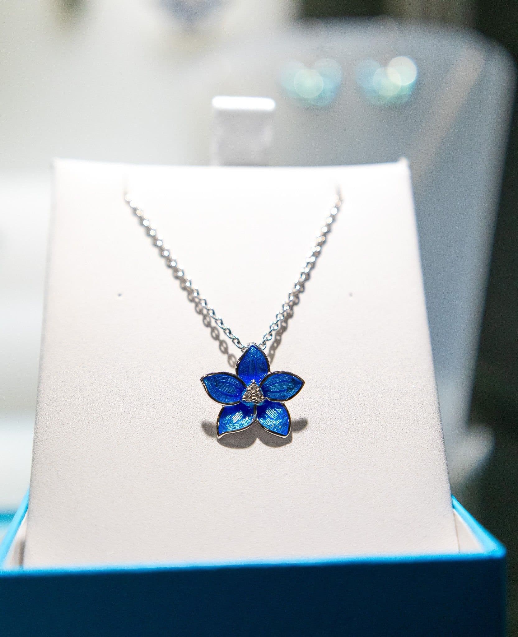 Sapphire flower pendant